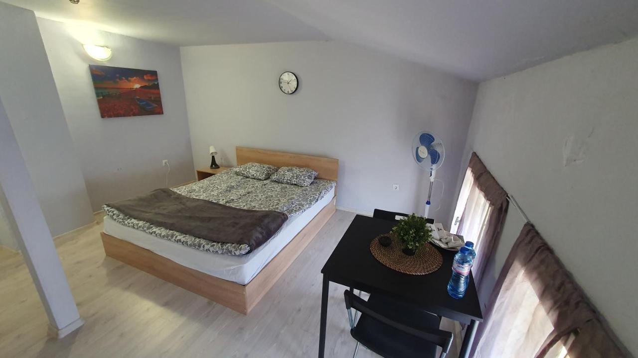 Стаи За Гости Sun House Apartman Várna Kültér fotó