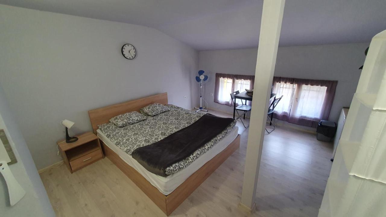 Стаи За Гости Sun House Apartman Várna Kültér fotó